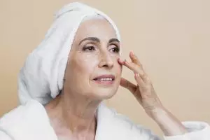 10 Rekomendasi skincare untuk usia 50 tahun ke atas, bantu mengatasi kerutan berlebih