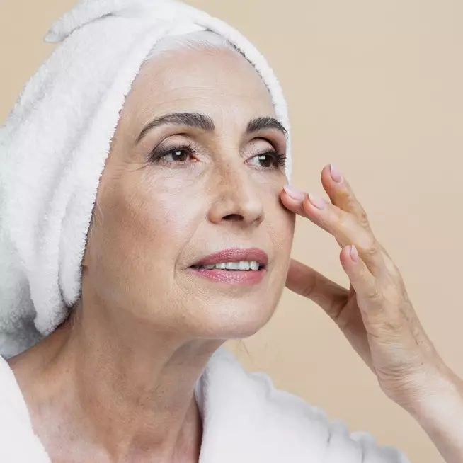 10 Rekomendasi skincare untuk usia 50 tahun ke atas, bantu mengatasi kerutan berlebih