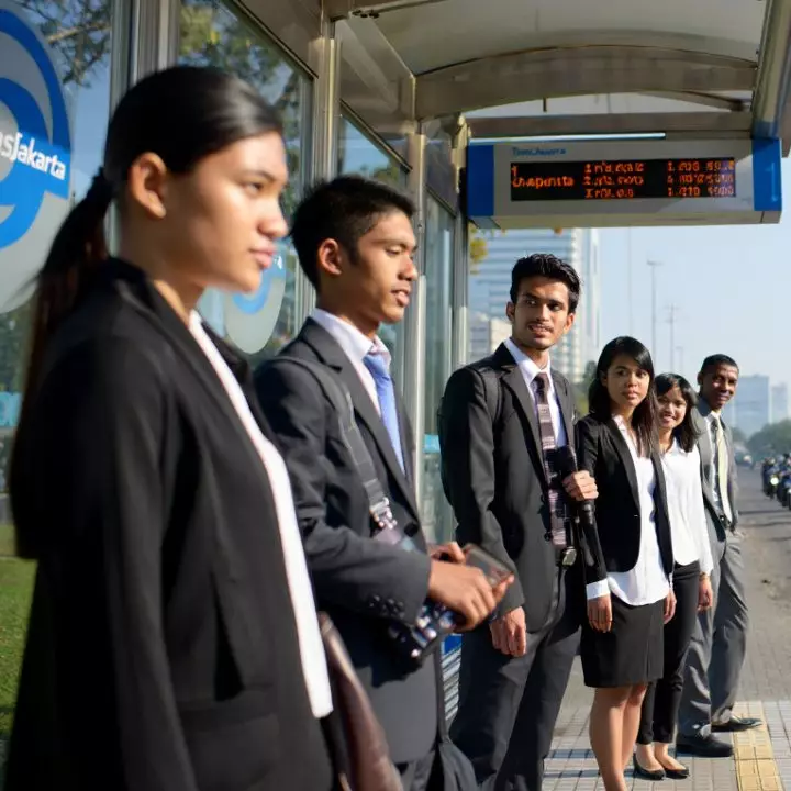 Naik TransJakarta, MRT, &amp; LRT kini gratis untuk pekerja swasta gaji di bawah Rp6,2 juta, ini syaratnya