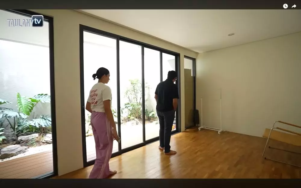 Potret rumah Aghniny Haque © 2025 YouTube Potret rumah Aghniny Haque © 2025 YouTube