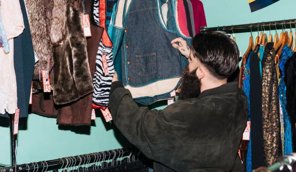 Bukan sekadar irit, ini alasan thrifting jadi gaya hidup anak muda di era modern © 2025 brilio.net Bukan sekadar irit, ini alasan thrifting jadi gaya hidup anak muda di era modern © 2025 brilio.net