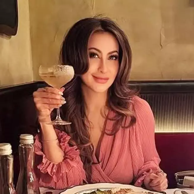 Awet muda bak vampir diusia 51 tahun, lakukan 7 cara ini kalau kamu ingin secantik Diana Pungky