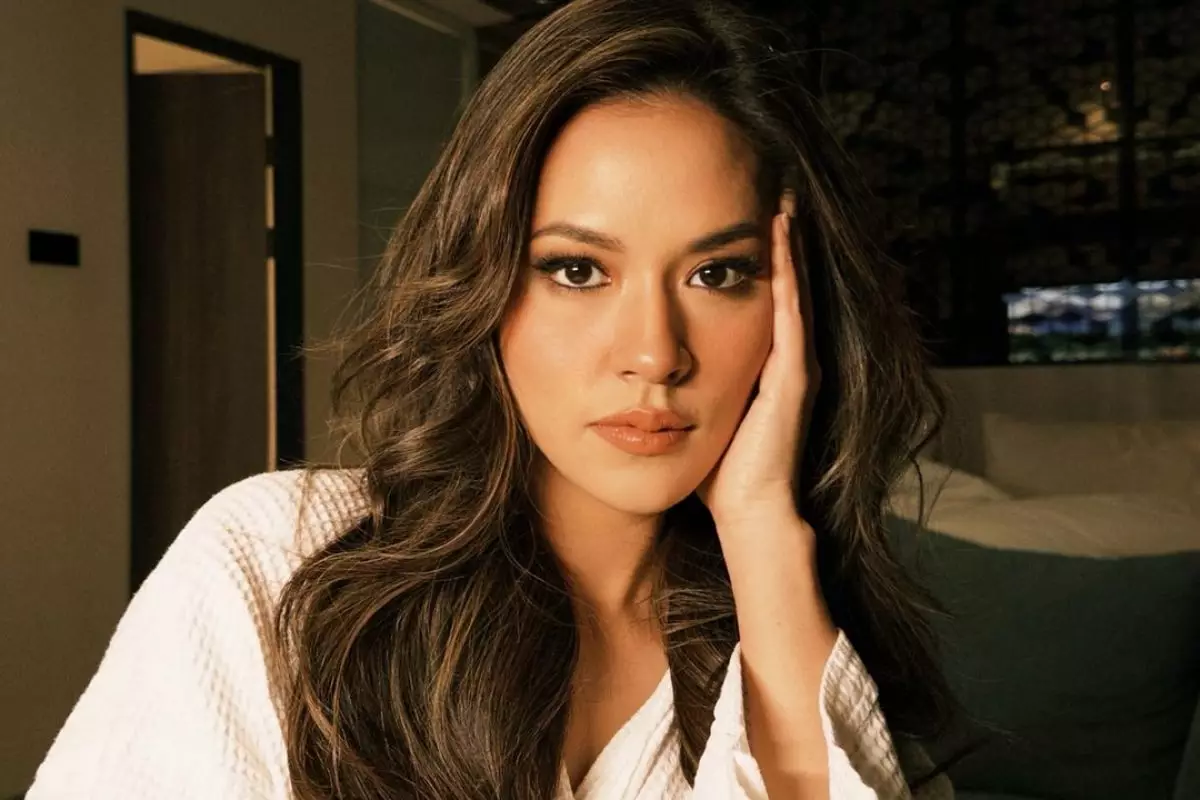 12 Rahasia makeup soft glam Raisa Andriana, bikin wajah glowing alami dan tahan lama