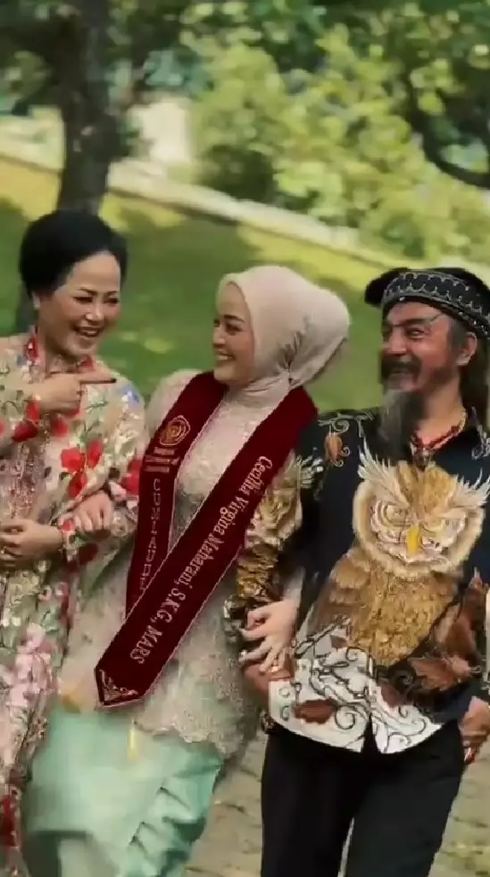 Limbad hadiri wisuda S2 anaknya © Instagram Limbad hadiri wisuda S2 anaknya © Instagram