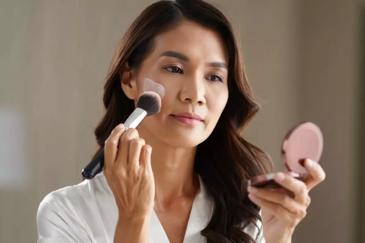 Kulit tetap glowing di usia 50-an, ini 4 rekomendasi bedak anticrack yang bikin awet muda