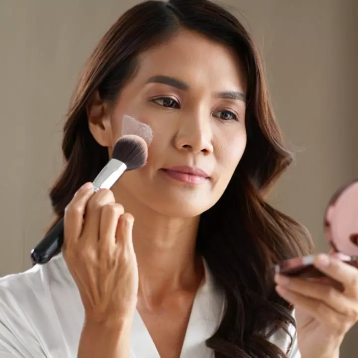 Kulit tetap glowing di usia 50-an, ini 4 rekomendasi bedak anticrack yang bikin awet muda