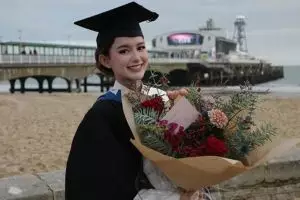 6 Momen Sarah Menzel saat wisuda, anggun pakai kebaya putih