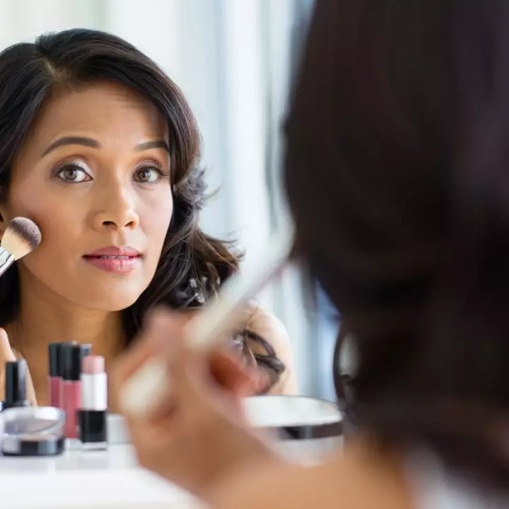 Rekomendasi produk makeup favorit wanita usia 50-an, tekstur lembut, hasil natural, dan anticrack