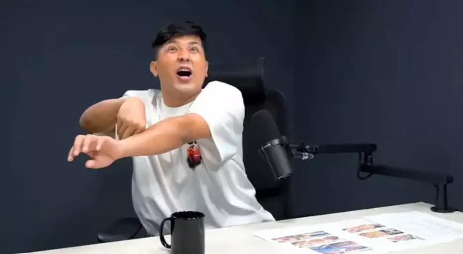 Ngaku pernah dicubit penggemar sampai tangannya biru, aksi Jirayut 'balas dendam' ke fans ini kocak © 2025 brilio.net Ngaku pernah dicubit penggemar sampai tangannya biru, aksi Jirayut 'balas dendam' ke fans ini kocak © 2025 brilio.net