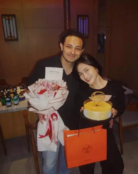 Sama-sama keren menawan, begini potret 7 seleb ganteng bareng papa bulenya © 2025 brilio.net Sama-sama keren menawan, begini potret 7 seleb ganteng bareng papa bulenya © 2025 brilio.net