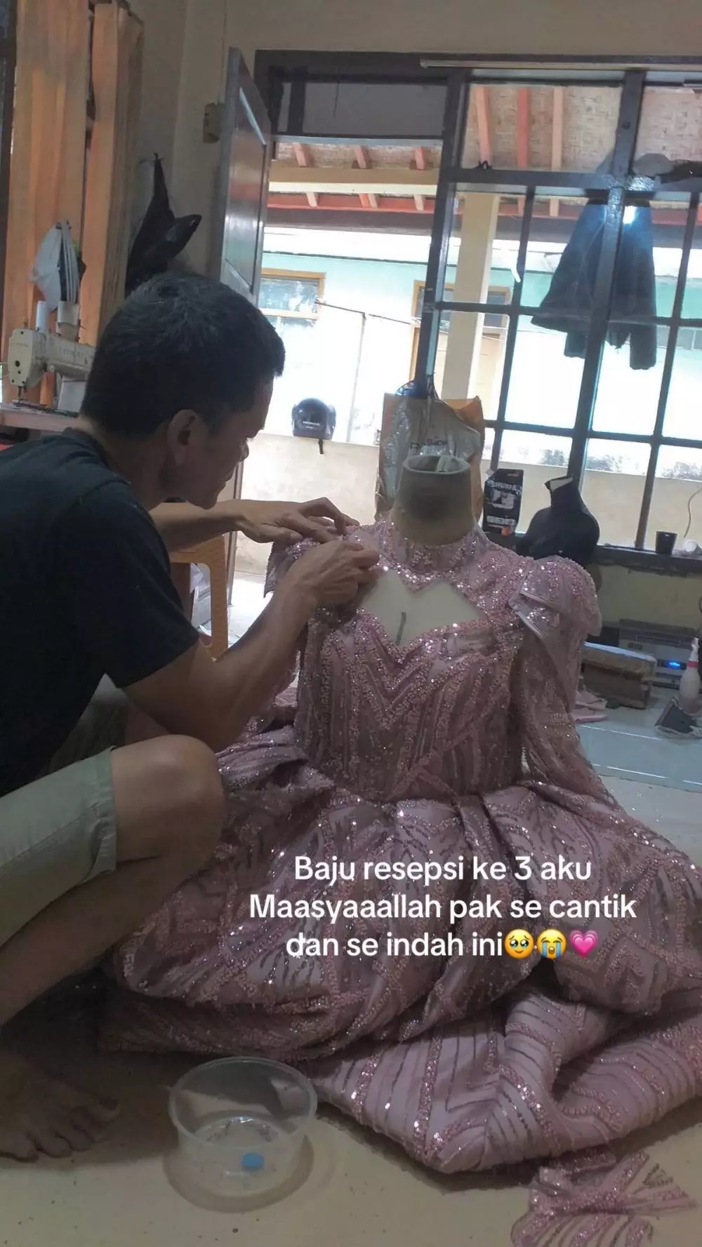 Viral kisah ayah jahit busana pengantin untuk anaknya © 2025 TikTok Viral kisah ayah jahit busana pengantin untuk anaknya © 2025 TikTok