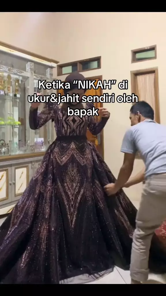 Viral kisah ayah jahit busana pengantin untuk anaknya © 2025 TikTok Viral kisah ayah jahit busana pengantin untuk anaknya © 2025 TikTok