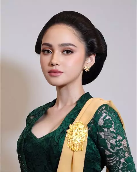 Syifa Hadju bridesmaid Luna Shabrina © 2025 Instagram Syifa Hadju bridesmaid Luna Shabrina © 2025 Instagram
