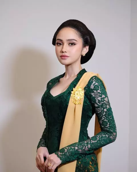 Syifa Hadju bridesmaid Luna Shabrina © 2025 Instagram Syifa Hadju bridesmaid Luna Shabrina © 2025 Instagram