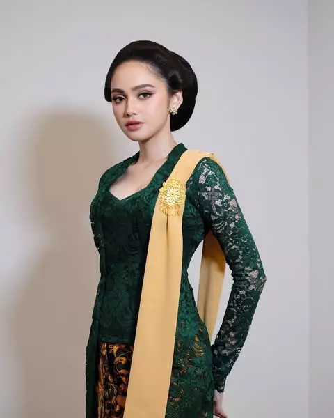 Syifa Hadju bridesmaid Luna Shabrina © 2025 Instagram Syifa Hadju bridesmaid Luna Shabrina © 2025 Instagram