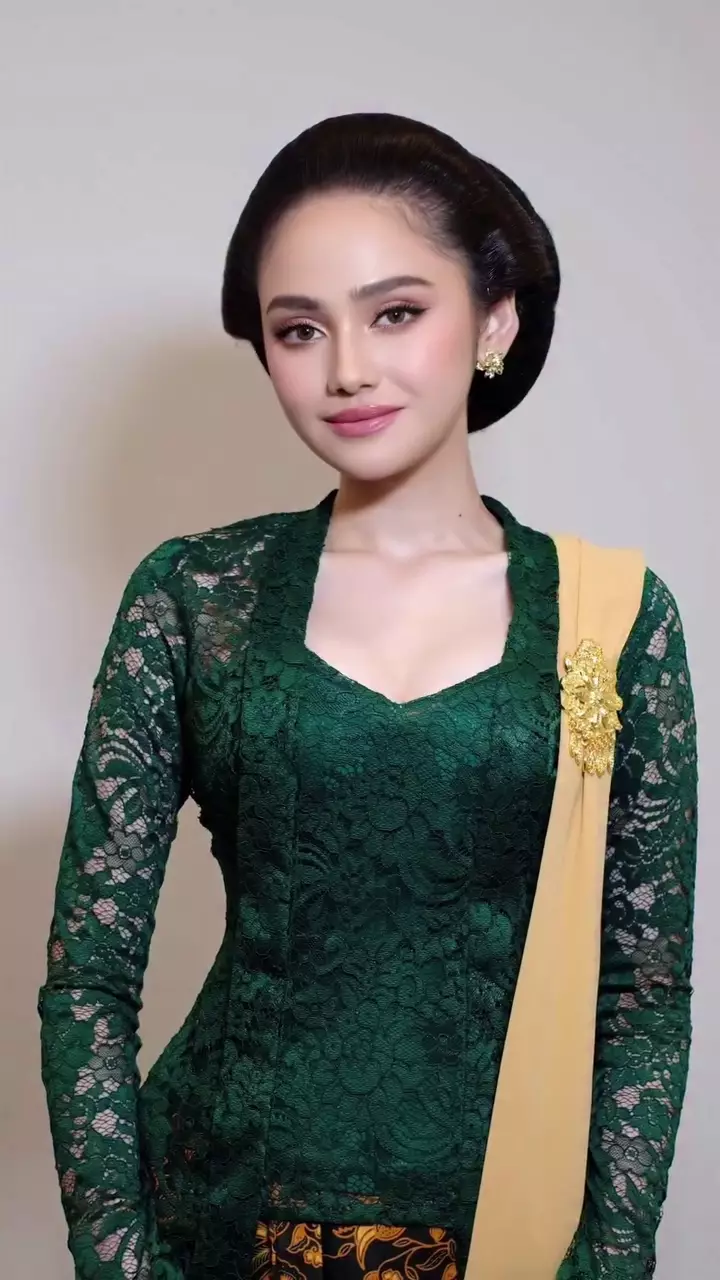 Syifa Hadju bridesmaid Luna Shabrina © 2025 Instagram Syifa Hadju bridesmaid Luna Shabrina © 2025 Instagram