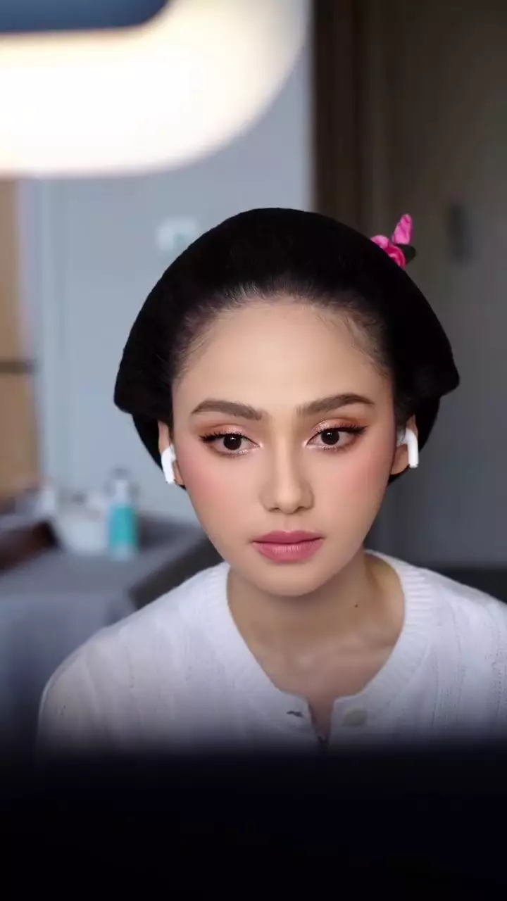 Syifa Hadju bridesmaid Luna Shabrina © 2025 Instagram Syifa Hadju bridesmaid Luna Shabrina © 2025 Instagram