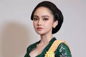 Aura gadis Jawanya terlalu kuat, ini 9 potret Syifa Hadju jadi bridesmaids Luna Shabrina, manglingi
