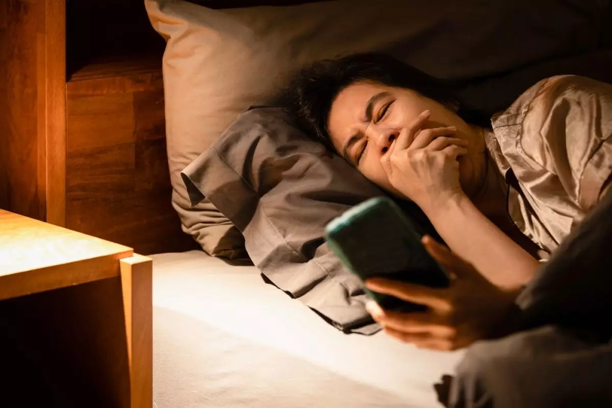 Penelitian ini ungkap scrolling HP sebelum tidur tidak pengaruhi kualitas tidur, kok bisa?