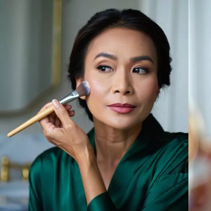 7 Rekomendasi produk foundation dan blush untuk kulit matang, cocok di usia 50-an ke atas