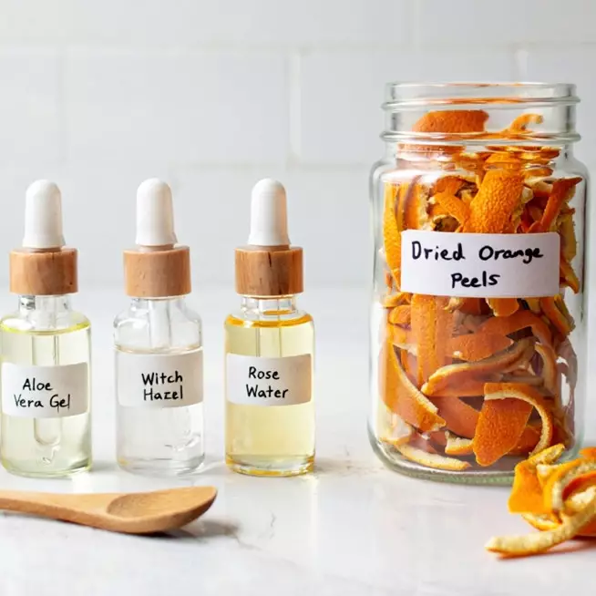 Bukan pakai skincare mahal, toner dari kulit buah ini bisa bikin kulit lembap dan cerah alami