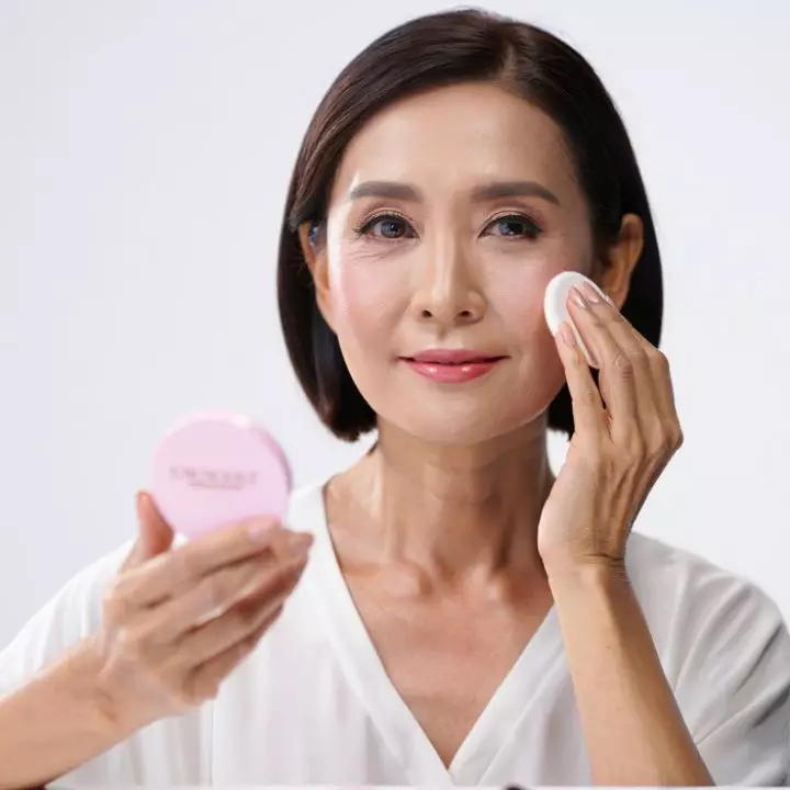 7 Rekomendasi cushion terbaik untuk kulit matang di usia 50-an, hasil natural, cerah, dan glowing