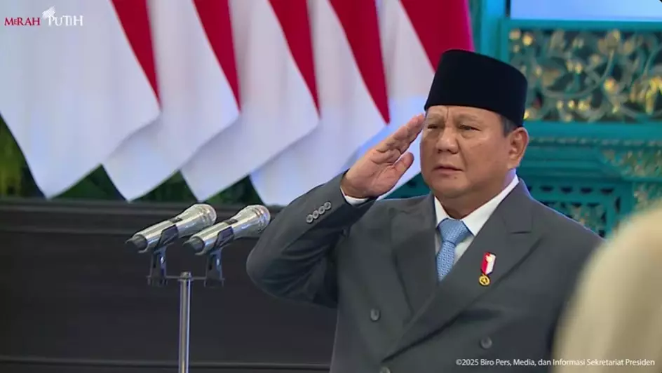 Tutut dan Bambang terima gelar Soeharto © YouTube