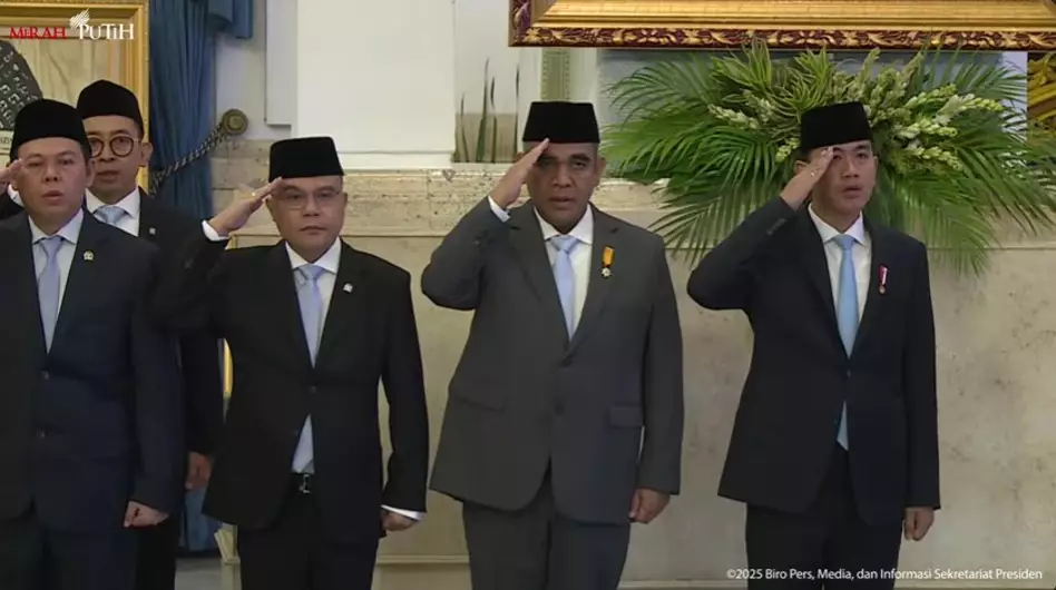 Tutut dan Bambang terima gelar Soeharto © YouTube