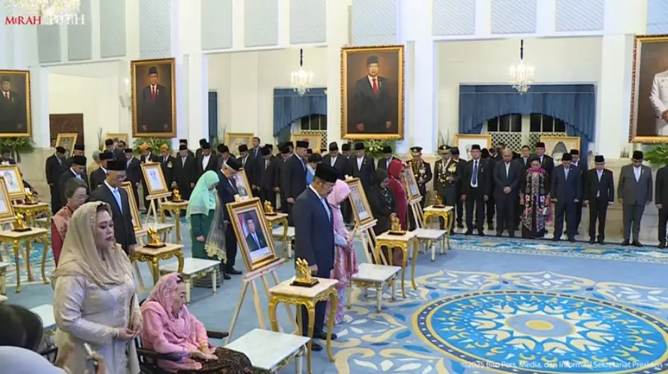 Tutut dan Bambang terima gelar Soeharto © YouTube