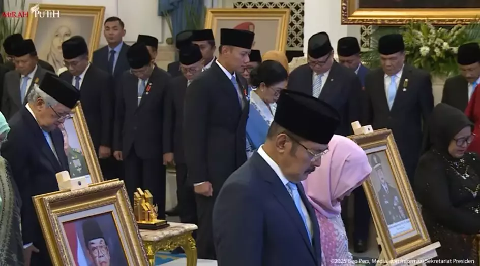 Tutut dan Bambang terima gelar Soeharto © YouTube