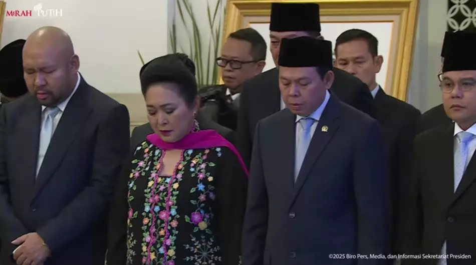 Tutut dan Bambang terima gelar Soeharto © YouTube