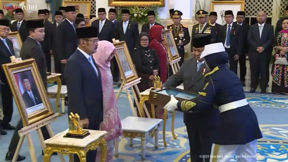 Tutut dan Bambang terima gelar Soeharto © YouTube