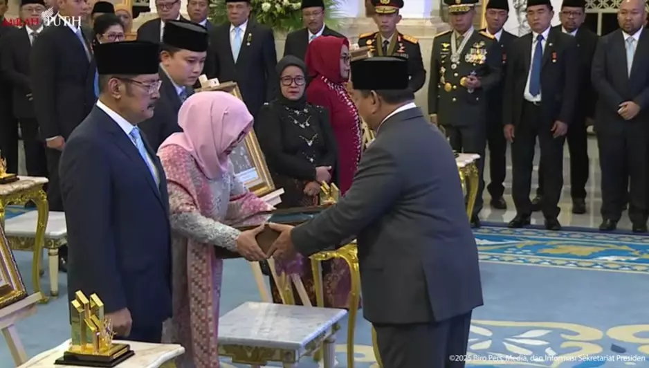 Tutut dan Bambang terima gelar Soeharto © YouTube