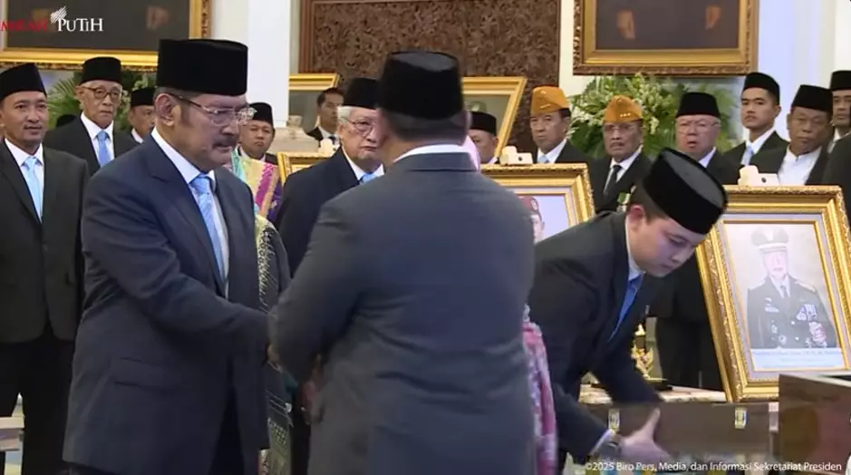 Tutut dan Bambang terima gelar Soeharto © YouTube