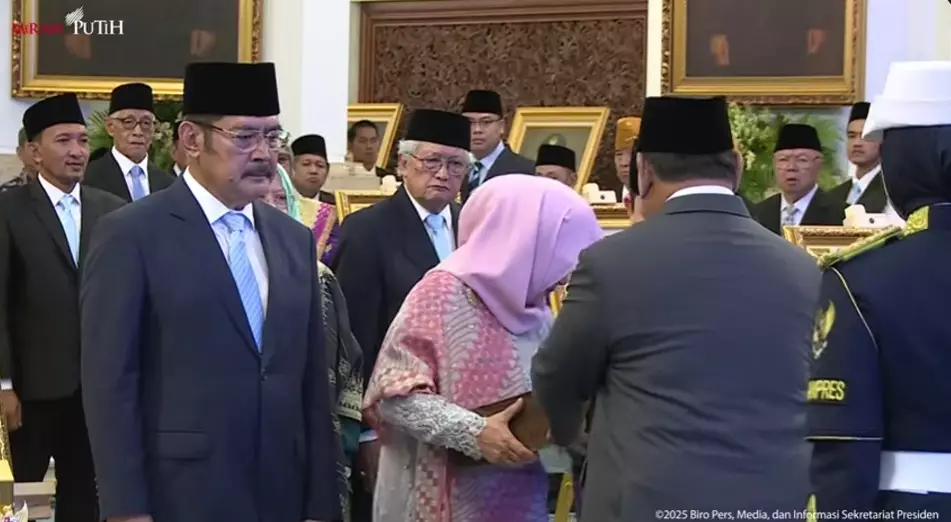 Tutut dan Bambang terima gelar Soeharto © YouTube