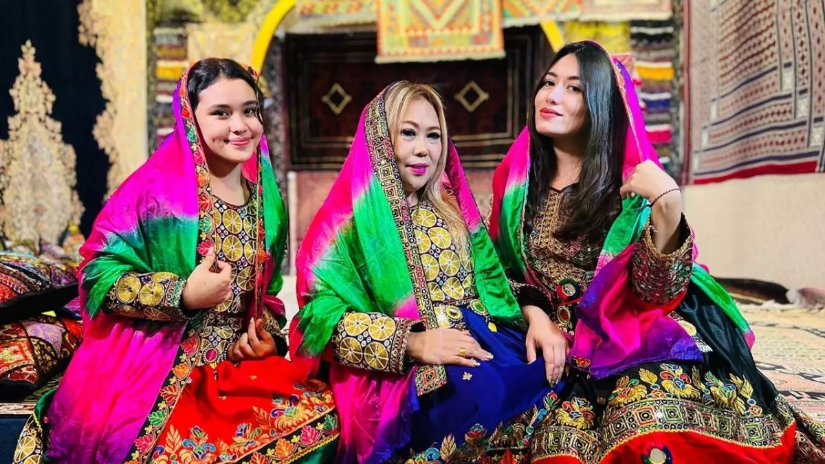 7 Potret kompak Amanda Gonzales dan ibunya, gayanya bikin susah bedain siapa yang lebih muda