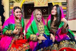 7 Potret kompak Amanda Gonzales dan ibunya, gayanya bikin susah bedain siapa yang lebih muda