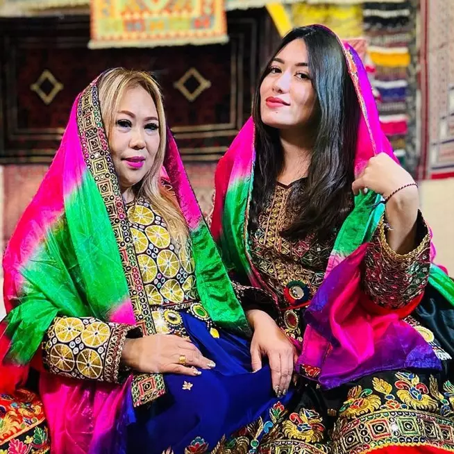 7 Potret kompak Amanda Gonzales dan ibunya, gayanya bikin susah bedain siapa yang lebih muda