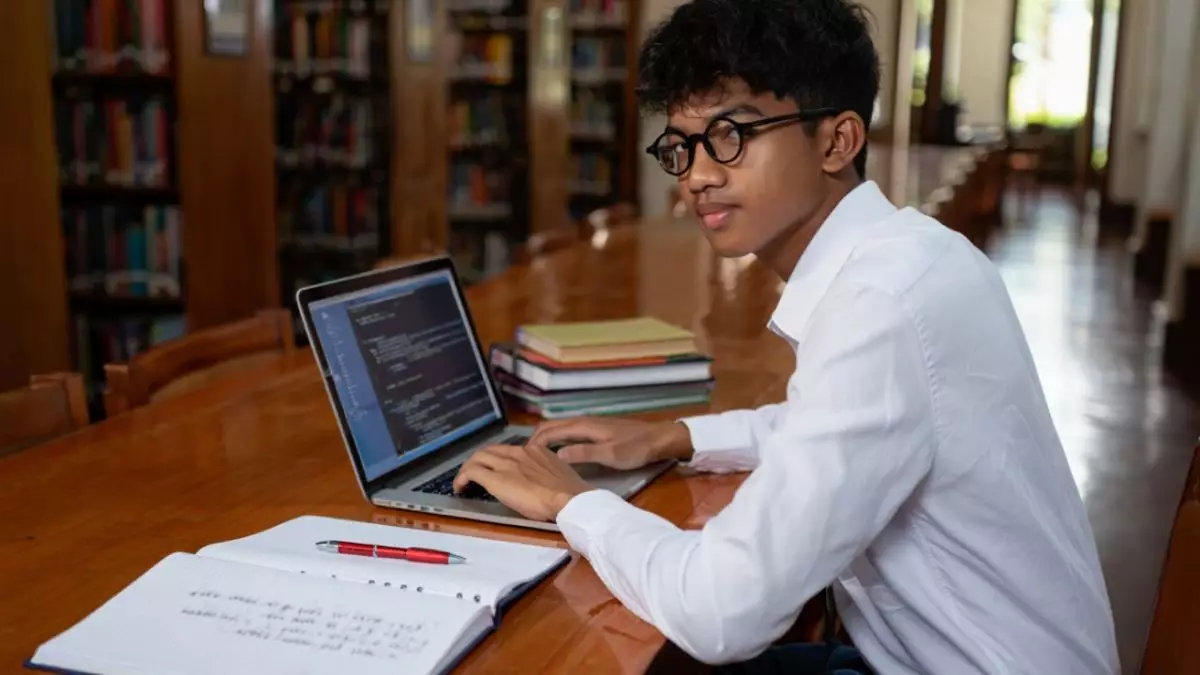 50 Contoh kalimat dengan antonim mutlak yang sering keliru digunakan