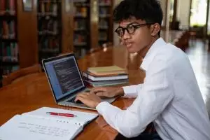 50 Contoh kalimat dengan antonim mutlak yang sering keliru digunakan