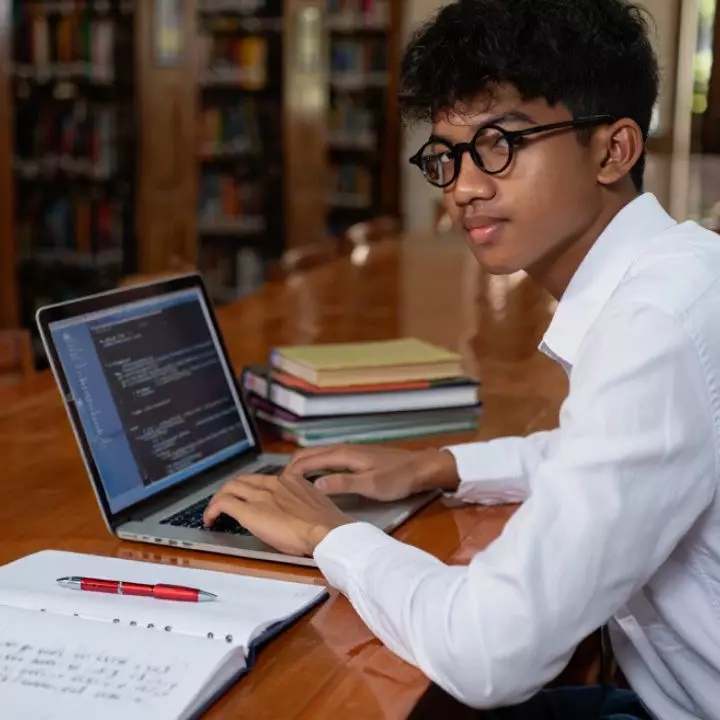 50 Contoh kalimat dengan antonim mutlak yang sering keliru digunakan