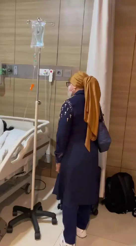 mama Fuji temani menantunya dirawat © Instagram mama Fuji temani menantunya dirawat © Instagram