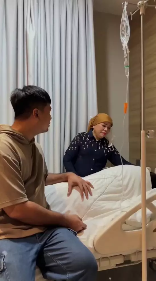 mama Fuji temani menantunya dirawat © Instagram mama Fuji temani menantunya dirawat © Instagram