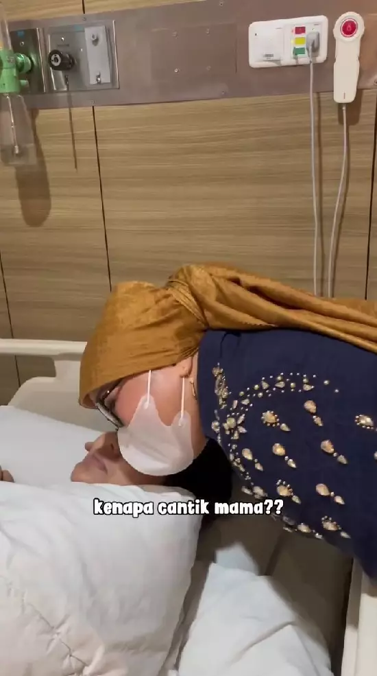 mama Fuji temani menantunya dirawat © Instagram mama Fuji temani menantunya dirawat © Instagram