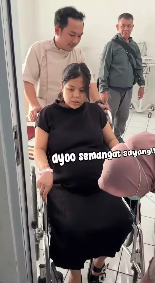 mama Fuji temani menantunya dirawat © Instagram mama Fuji temani menantunya dirawat © Instagram