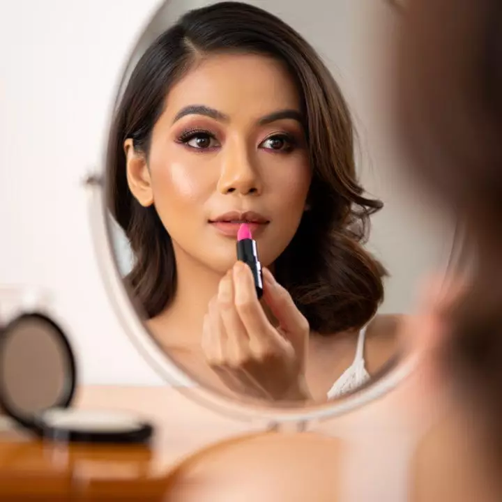 10 Rekomendasi lipstik Viva terbaik untuk usia 40-an, warna natural, tahan lama, dan bikin awet muda