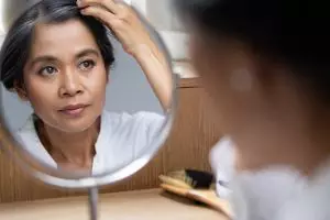 Nggak perlu cat rambut, ini 5 rekomendasi produk perawatan yang bisa kurangi uban secara alami