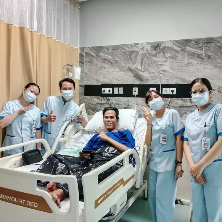 Fahmi Bo ucapkan terima kasih kepada Raffi Ahmad usai operasi © 2025 brilio.net