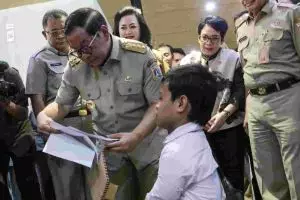 Kisah haru Zidan, pemuda difabel yang serahkan CV langsung ke gubernur, kini bekerja di Transjakarta