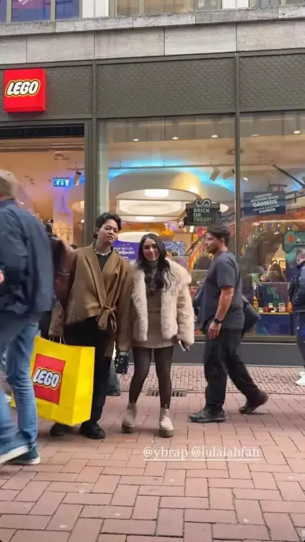 Potret mesra Reza Arap dan Lula Lahfah © 2025 brilio.net Potret mesra Reza Arap dan Lula Lahfah © 2025 brilio.net